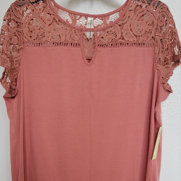 pet seption concept Tops - Women's shirt with sleeves and lace